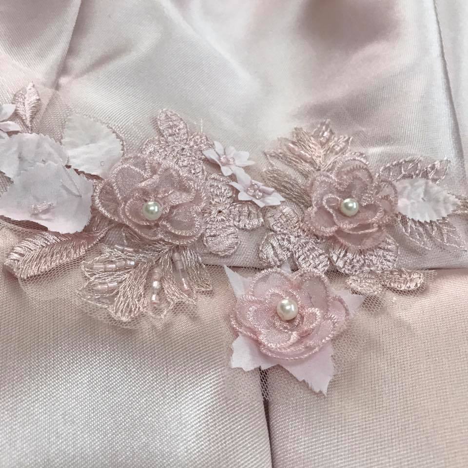 **หมดค่ะ**เดรสออกงานเปิดไหล่ผ้าไหมสีชมพู คาดด้วยผ้าปักลูกไม้ลายดอกไม้ ด้านหลังตรงกระโปรงเป็นซิบ งานเกรดพรีเมี่ยม สวยมากๆค่ะ