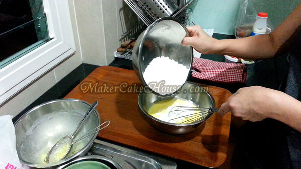 ขั้นตอนการใส่แป้งเค้กและแป้งข้าวโพดที่ร่อนเตรียมไว้ ในส่วมผสมนม เพื่อทำซูเฟล่ชีสเค้กญี่ปุ่น