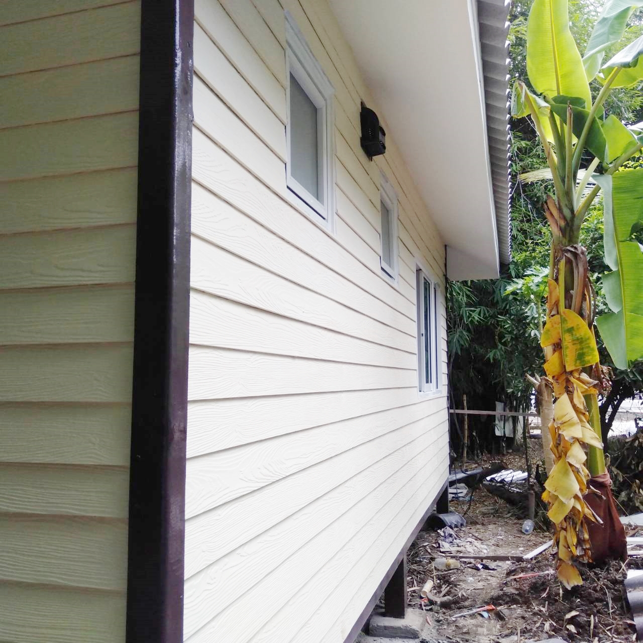 บ้านน็อคดาวน์ หลังนี้ ขนาด 4*6 เมตร พร้อมระเบียงหลังคาคุม ขนาด2*6เมตรเต็มหน้าบ้าน และระเบียงขนาด 2*3 เมตร