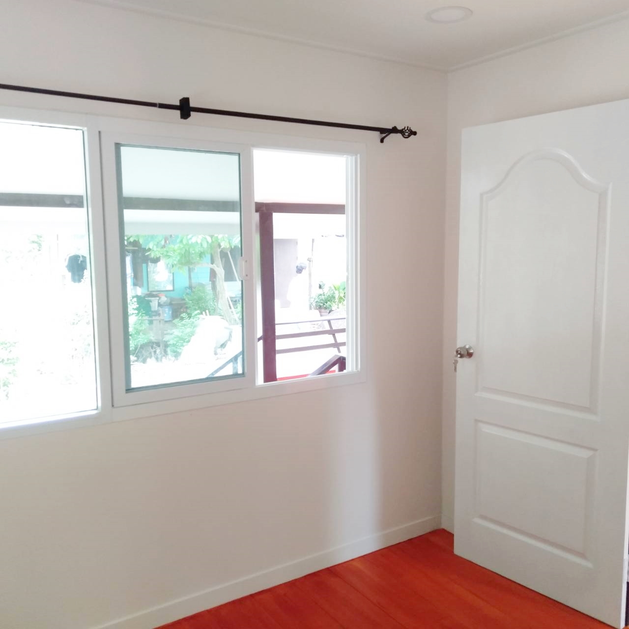 บ้านน็อคดาวน์ หลังนี้ ขนาด 4*6 เมตร พร้อมระเบียงหลังคาคุม ขนาด2*6เมตรเต็มหน้าบ้าน และระเบียงขนาด 2*3 เมตร