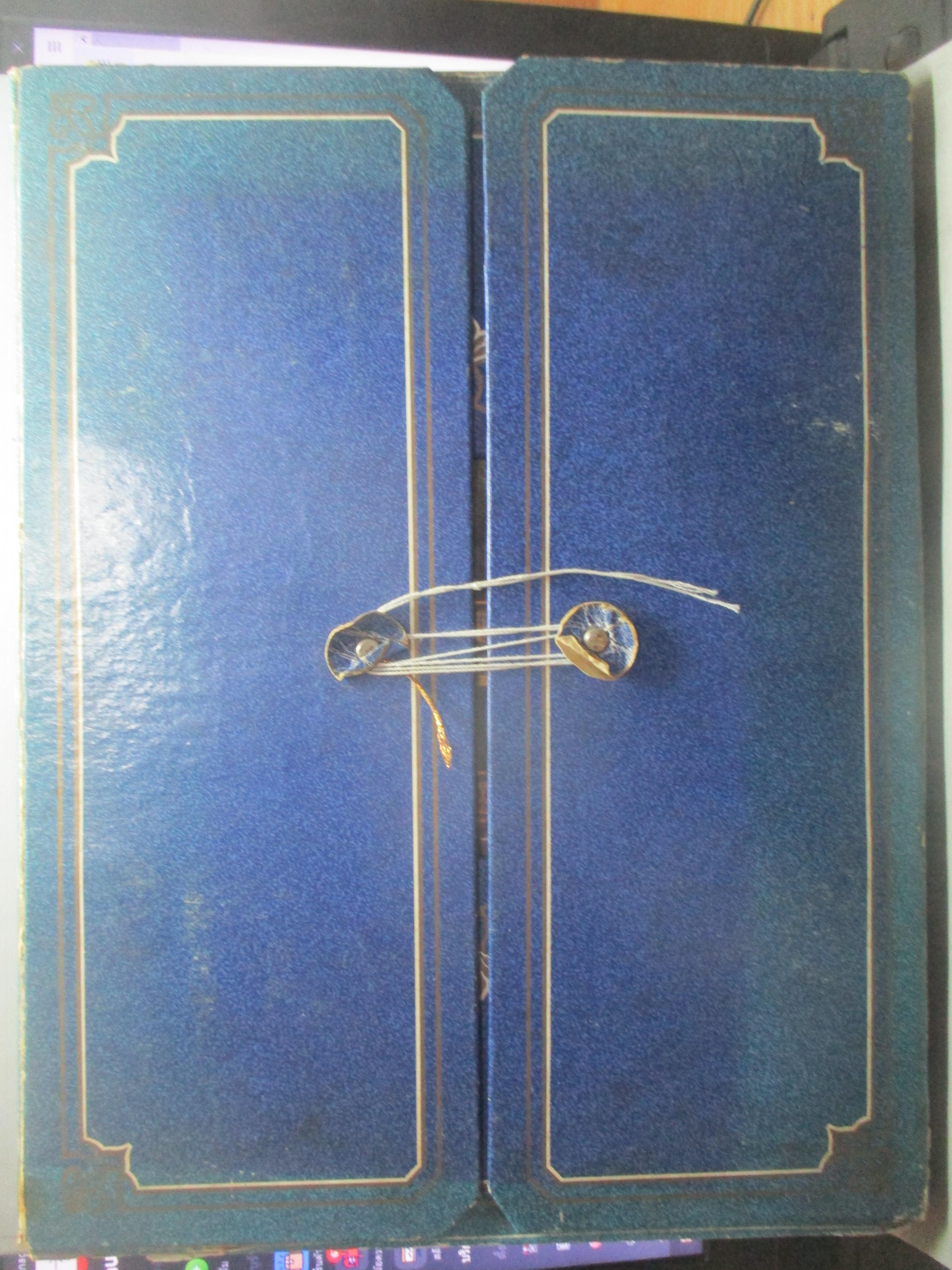 หนังสือ พระที่นั่งวิมานเมฆ พร้อมกล่อง และเครื่องพิพิธภัณฑ์ต่างๆ ที่จัดแสดงไว้