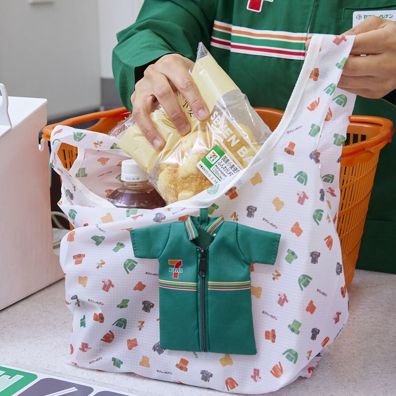 กระเป๋าผ้ารักษ์โลกลายยูนิฟอร์ม 7-Eleven FANBOOK ครบรอบ 50 ปี 5th GENERATION ver.