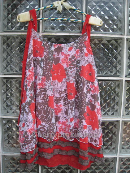 เสื้อแฟชั่นสายเดี่ยว ผ้าชีฟอง สีแดงลาบดอก สวยสด ชายมีระบายด้วยผ้าสีเทาเก๋ พริ้ว ใส่สบาย