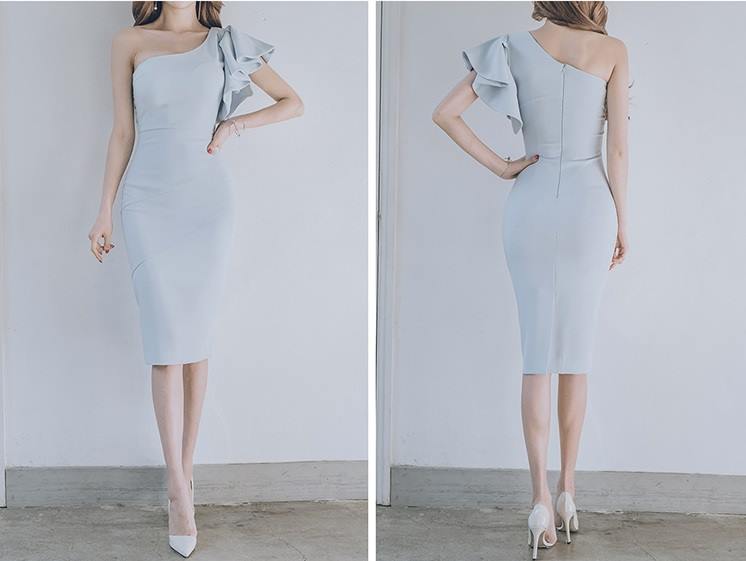 **หมดค่ะ**เดรสผ้าโพลีเอสเตอร์ผสม สีฟ้า เปิดไหล่ข้างขวา ด้านซ้ายแขนเสื้อระบาย เหมือนแบบ เดรสทรงตรงสอบ สวยมากๆค่ะ