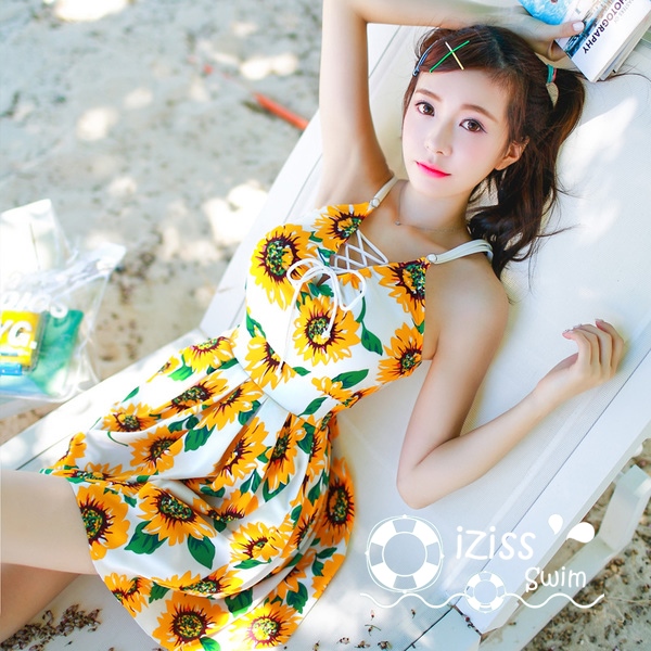 ***พรีออเดอร์***บิกินี่ชุดว่ายน้ำวันพีซ one-piece สีขาวเหลืองพิมพ์ลายดอกทานตะวัน เล่นดีเทล sexy เล็กๆ ช่วงร้อยเชือกสลับผูกเป็นโบว์ น่ารักไม่โป๊ สดใสรับลมทะเลสวยเหมือนแบบค่ะ