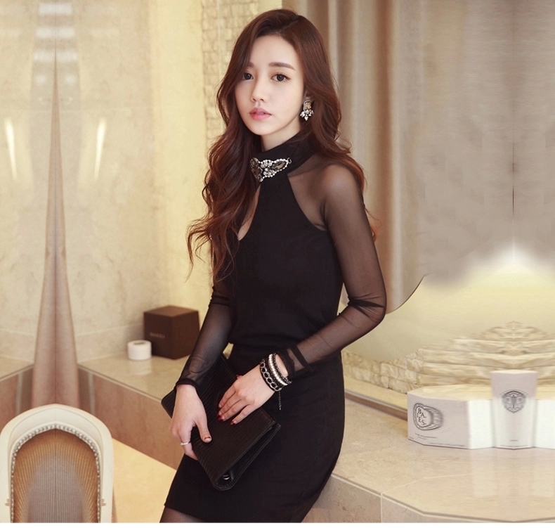 MX435**พร้อมส่ง L ค่ะ**เดรสสีดำ เดรสผ้าคอตตอนยืดได้เล็กน้อย ดีเทลตกแต่งที่คอด้วยเข็มกลัดเพชรสีน้ำตาลหรูหราไฮโซ ซีทรูช่วงแขน แขนยาว ติดซิปด้านหลังลำตัว สวยมากค่ะ ใส่ออกงาน ใส่ทำงานก็สวยค่ะ