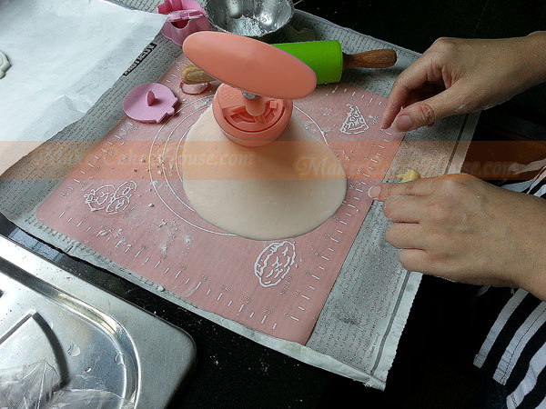 คลึงแผ่นฟองดอง Fondant ก่อนใช้พิมพ์กดลาย