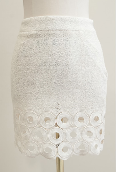 ***หมดค่ะ***เสื้อลูกไม้คอกลมสีครีมแขนสั้นแต่งวงกลมรอบแขน ใส่พร้อมกับกระโปรงทรงเอฉลุลายวงกลมที่ชายกระโปรง สวยเหมือนแบบ 100%