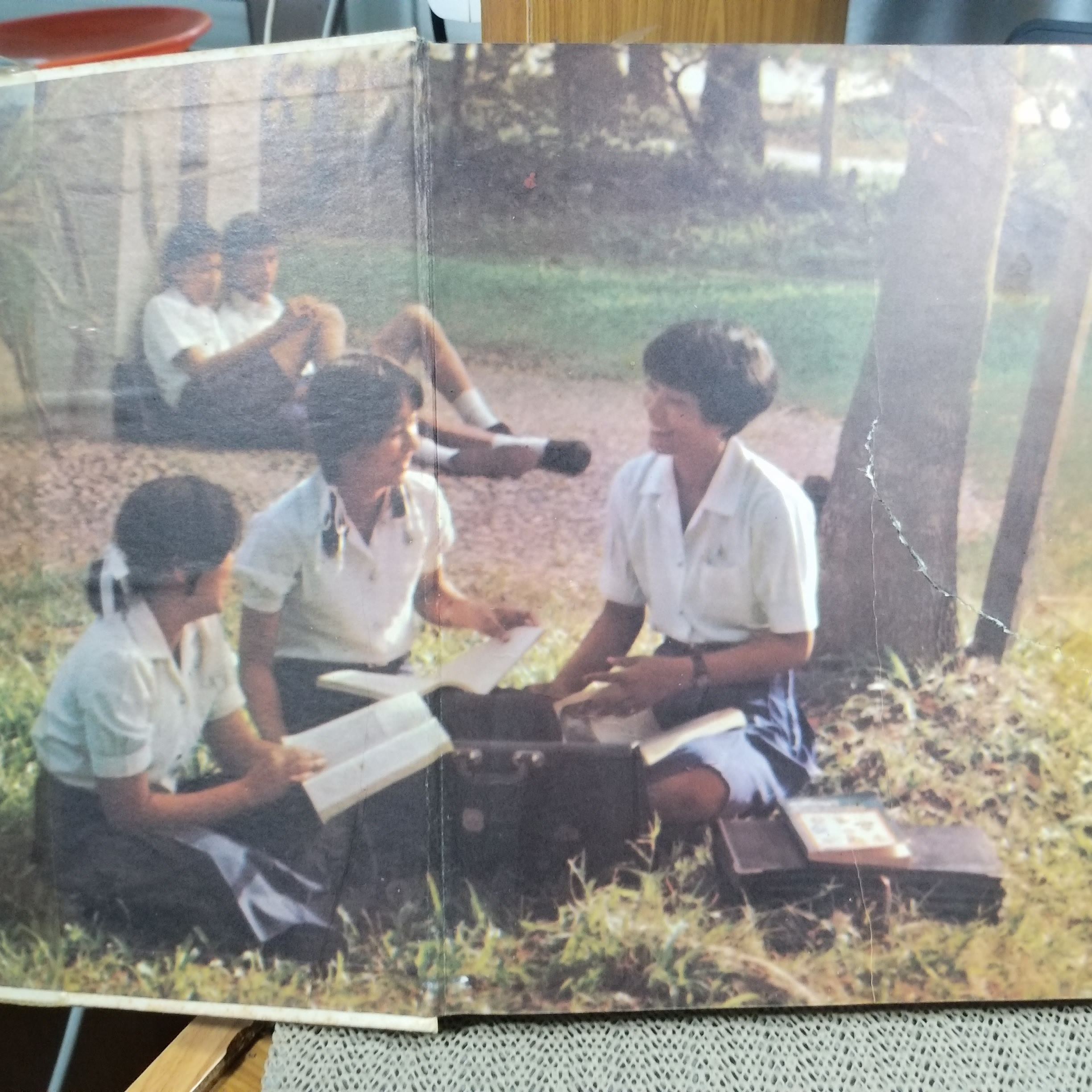 หนังสือรุ่น โรงเรียนปานะพันธ์ุวิทยา อนุสรณ์ หมี...78 ป.พ.77 / ประมาณ10แผ่นแรก จะมีรอยขาดตามรูป