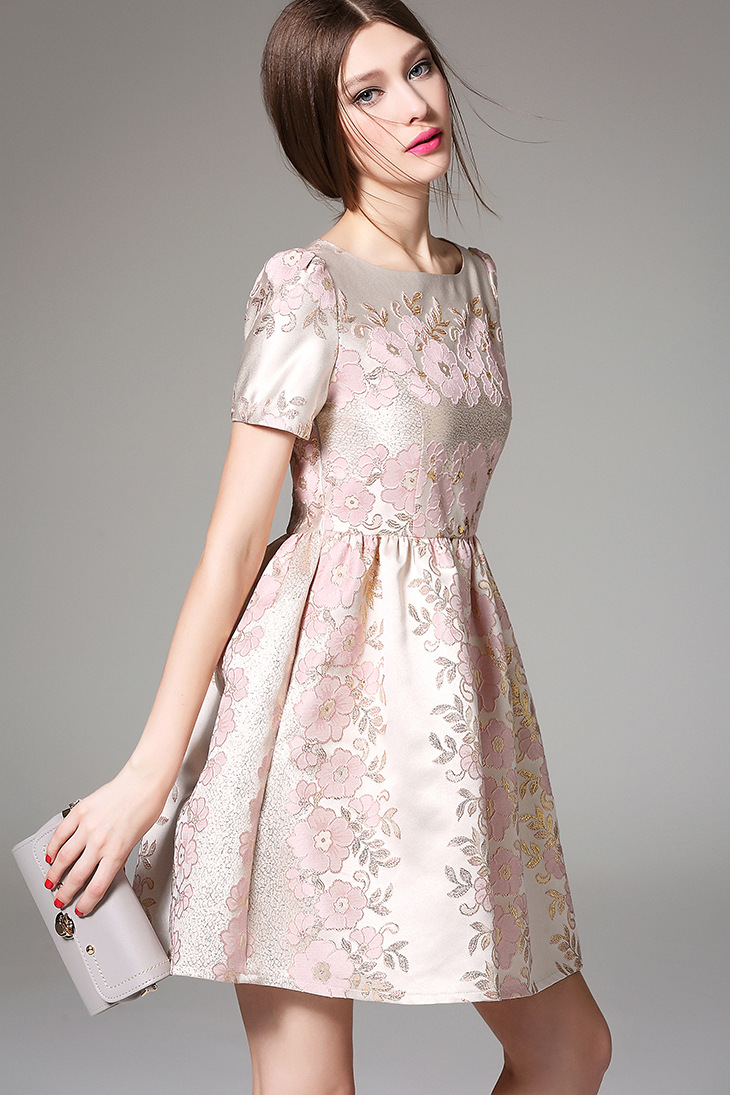 **หมดค่ะ**เดรสผ้าไหมเกาหลีเนื้อพื้นสีครีม ทอลายดอกไม้สีชมพู และใบไม้สีทอง แขนสั้น เข้ารูปช่วงเอว กระโปรงทรงเอ มีซับใน ซิบด้านข้างลำตัว สวยมากๆค่ะ