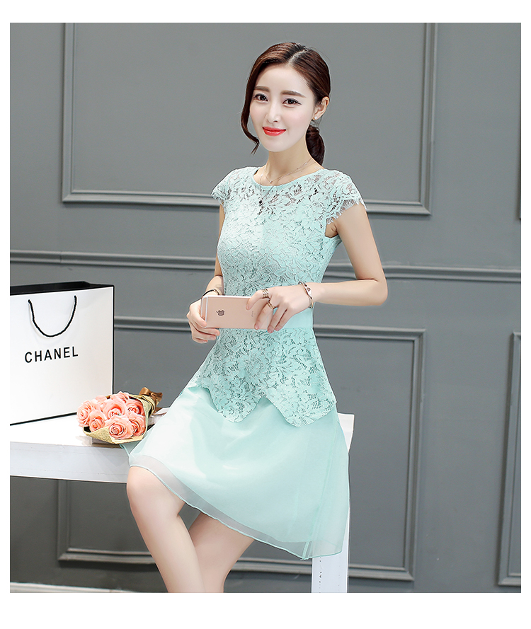 **หมดค่ะ**เดรสผ้าลูกไม้เนื้อดี เนื้อนิ่ม สีเขียวมิ้นท์ แขนสั้น มีซิบด้านหลังลำตัว ช่วงเอวคาดด้วยผ้าไหม กระโปรงทรงเอ สวยมากๆๆเลยค่ะ