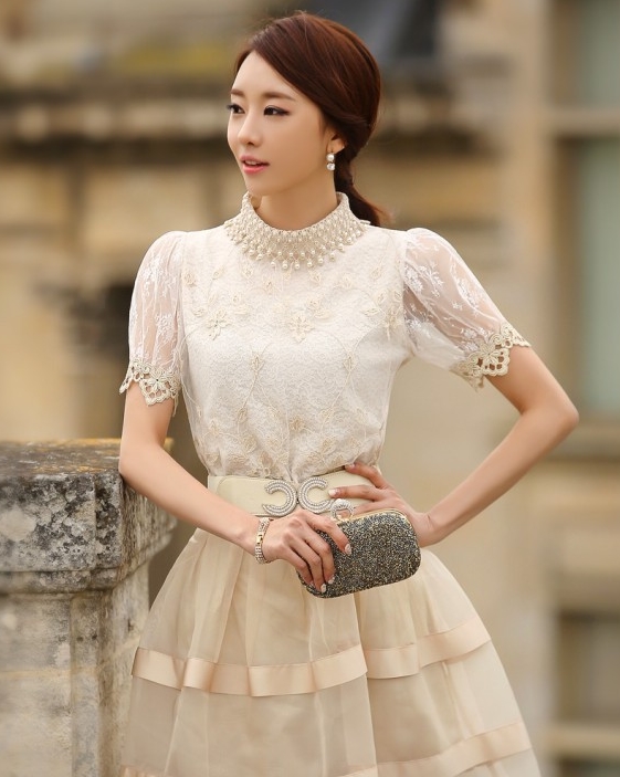 ***หมดค่ะ***เสื้อแฟชั่นผ้าลูกไม้สีขาวด้านหน้าซ้อนทับด้วยผ้าแก้วโปร่งปักลายดอกไม้สีทอง คอเสื้อและริมแขนถักโคร์เชต์สีทองดีเทลตกแต่งมุขและเพชรล้อมรอบคอติดกระดุมด้านหลัง แขนใช้ผ้าลูกไม้โปร่ง สวยหวานเหมือนแบบค่ะ