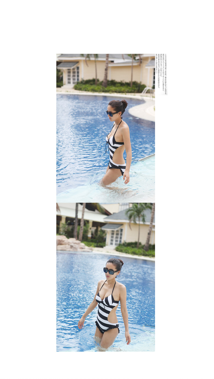 **หมดค่ะ**ชุดว่ายน้ำลายขวางสีน้ำเงินขาว ผูกเชือกที่คอและด้านหลังค่ะ