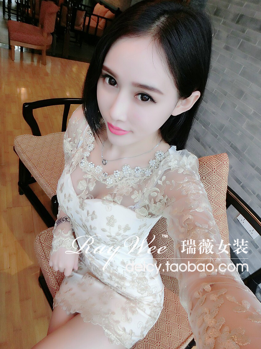 **หมดค่ะ**เดรสใส่ไปงานแต่งสีขาวแขนยาว ดีเทลชุดซีทรูผ้าปักลูกไม้สีทองลายดอกไม้หรูหรา ดีเทลผ้าตาข่ายโปร่งสีขาวช่วงอกและแขน ซับในสีขาว สวยไฮโซคุณภาพดีเหมือนแบบค่ะ