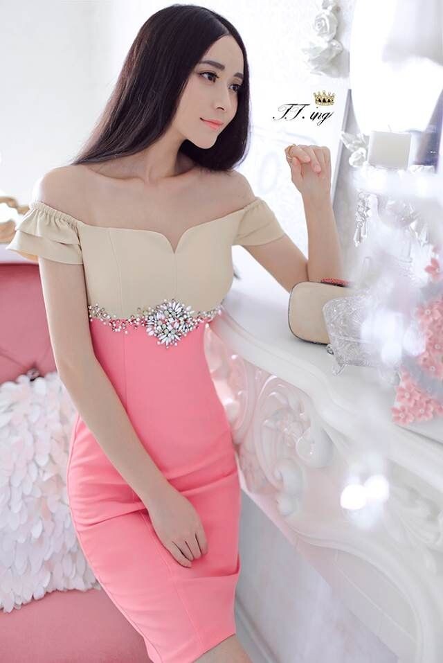 **หมดค่ะ**เดรสไปงานแต่งสีชมพูแขนสั้นเป็นระบายชั้นๆ ดีเทลหรูหราตกแต่งช่วงอกด้วยเพชร ผสมมุก คริสตัล และลูกปัดสีเงิน ติดซิปด้านหลัง สวยคุณภาพดีเหมือนแบบค่ะ