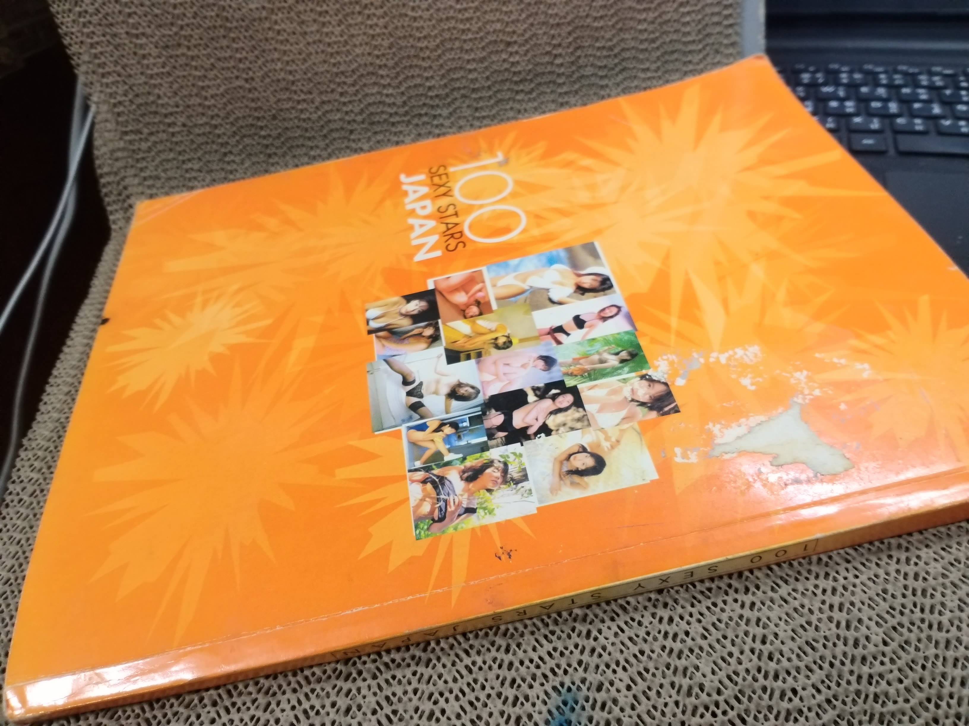 100 sexy stars japan นางแบบชุดว่ายน้ำ / ตำหนิ ปกหลังมีรอยถลอก เปิดได้ตามปกติ