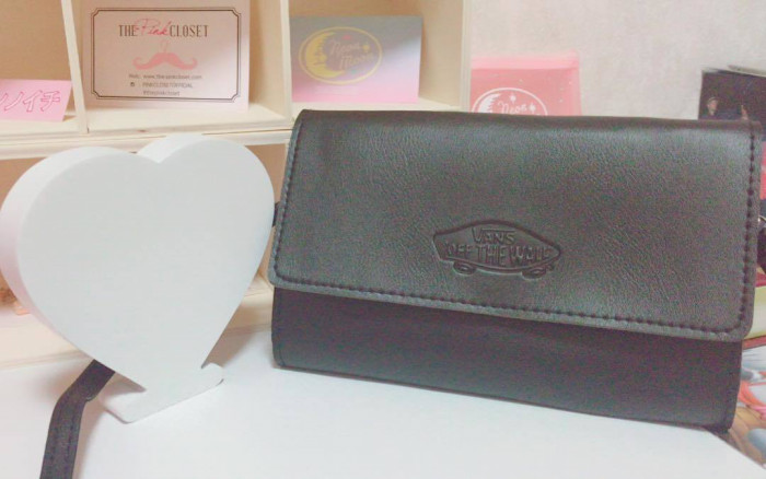 VANS OFF THE WALL x MINI กระเป๋าสะพายหนัง มีช่องใส่บัตร เงิน และโทรศัพท์ สายสะพายถอดได้