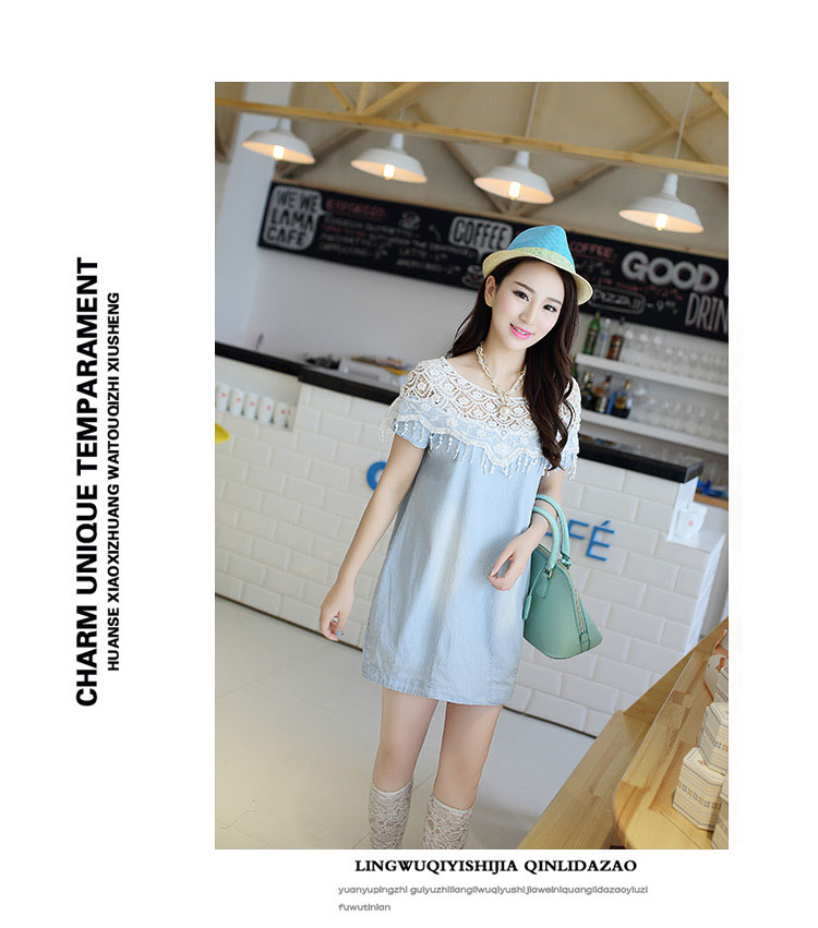 **หมดค่ะ**เดรสสั้นสียีนส์ ตกแต่งช่วงไหล่ด้วยผ้าลูกไม้ เหมือนแบบใส่แล้วดูสวยหวาน chic มากค่ะ