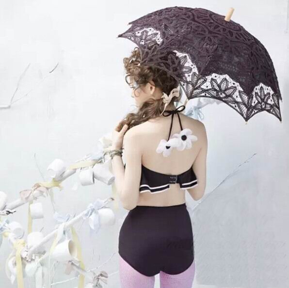 **พร้อมส่ง**บิกินี่ชุดว่ายน้ำทูพีซ two-pieces สีดำ เล่นดีเทล sexy เล็กๆ แต่งระบายผูกโบว์เล็กๆ น่ารักรูปดอกไม้สีขาวที่คอ พร้อมกางเกงเอวสูงแต่งดอกไม้ สดใสน่ารักรับลมทะเล สวยเหมือนแบบค่ะ