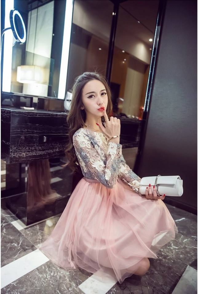 **หมดค่ะ**เดรสตัวเสื้อผ้าถักโครเชต์ลายดอกไม้ แขนยาว กระโปรงผ้ามุ้งสีชมพู มาพร้อมเข็มขัดสีชมพู เหมือนแบบน่ารักมากค่ะ