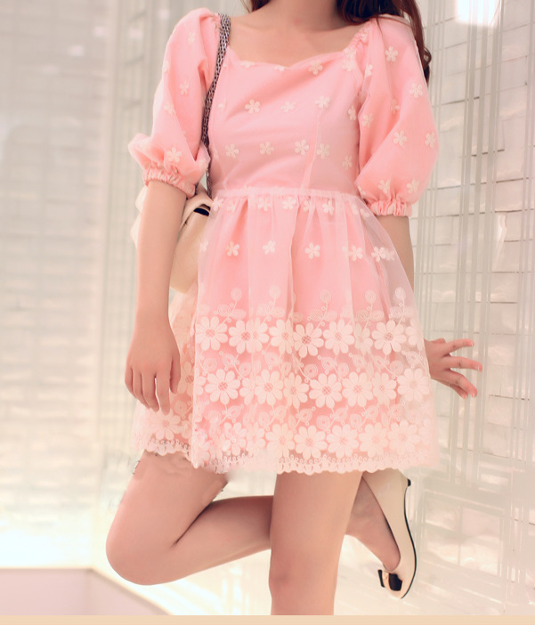 **หมดค่ะ**เดรสสีชมพูผสมผ้าตาข่ายละเอียดปักลายรูปดอกไม้ หวานน่ารักมากๆ