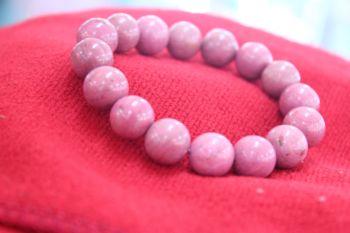 สร้อยข้อมือโรโดไนต์ ( Rhodonite )