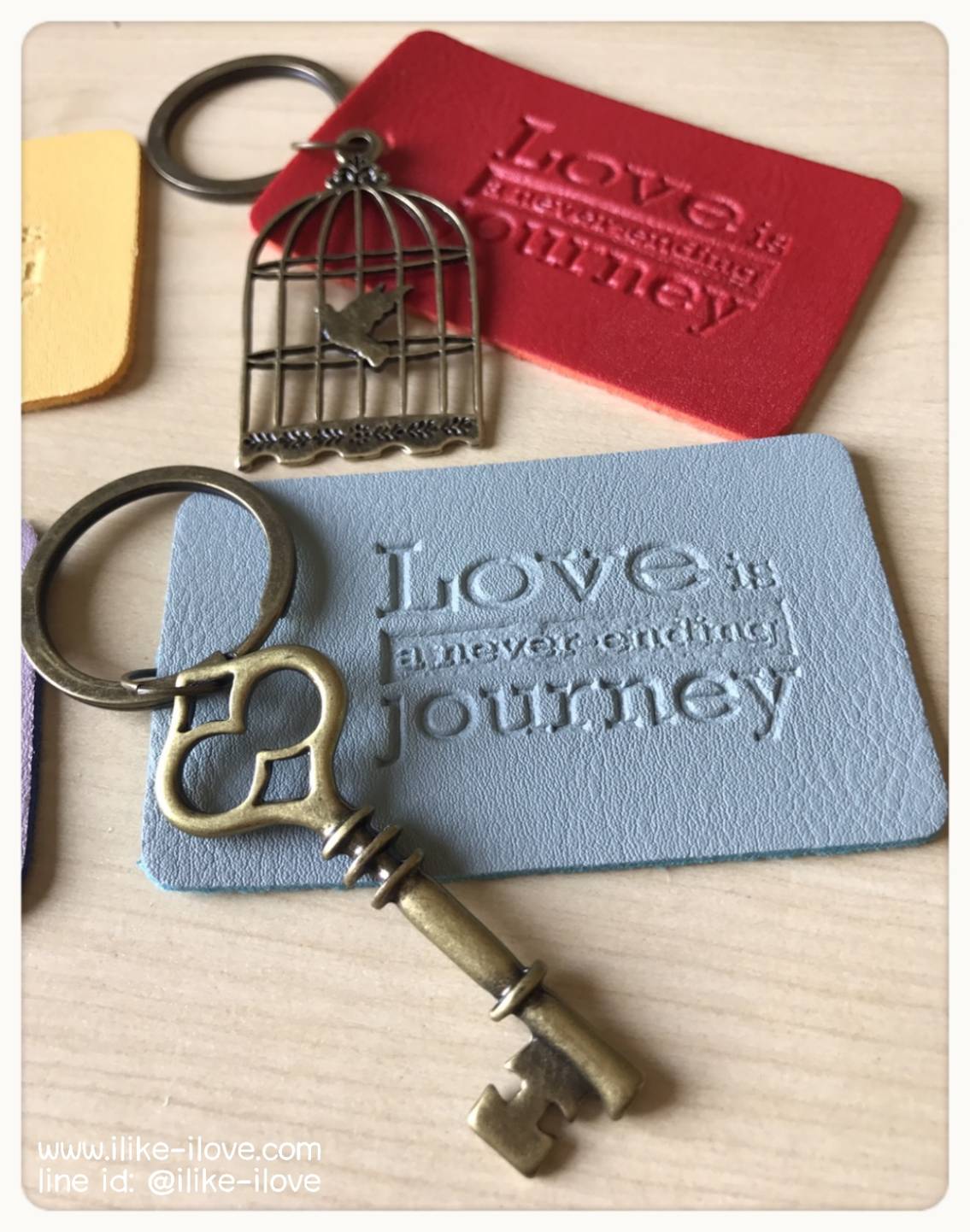 พวงกุญแจห้อยป้ายหนัง Love is journey