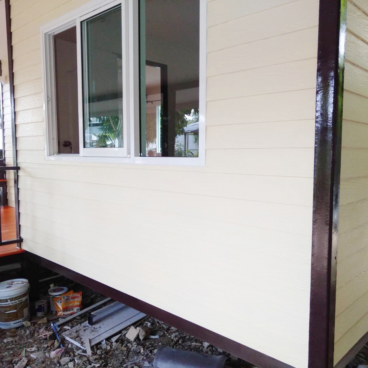 บ้านน็อคดาวน์ หลังนี้ ขนาด 4*6 เมตร พร้อมระเบียงหลังคาคุม ขนาด2*6เมตรเต็มหน้าบ้าน และระเบียงขนาด 2*3 เมตร