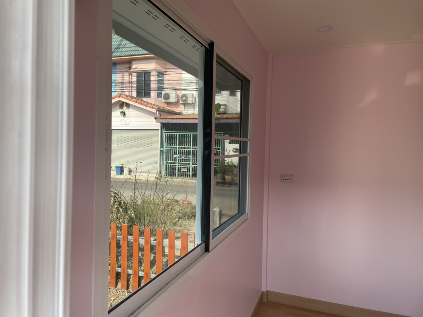 บ้านน็อคดาวน์ ขนาด 4*6 เมตร พร้อมระเบียง 2*3 เมตร 1 ห้องนอน 1ห้องน้ำ 1ห้องโถง