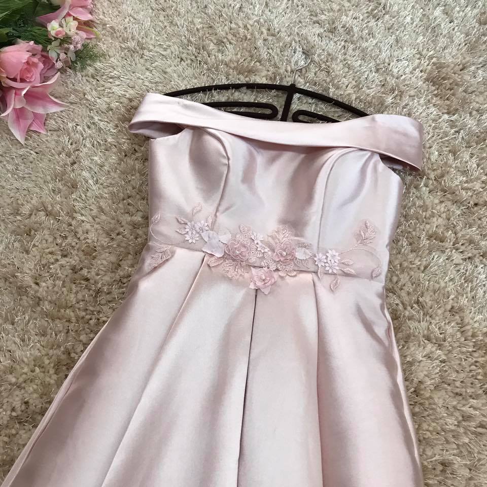 **หมดค่ะ**เดรสออกงานเปิดไหล่ผ้าไหมสีชมพู คาดด้วยผ้าปักลูกไม้ลายดอกไม้ ด้านหลังตรงกระโปรงเป็นซิบ งานเกรดพรีเมี่ยม สวยมากๆค่ะ