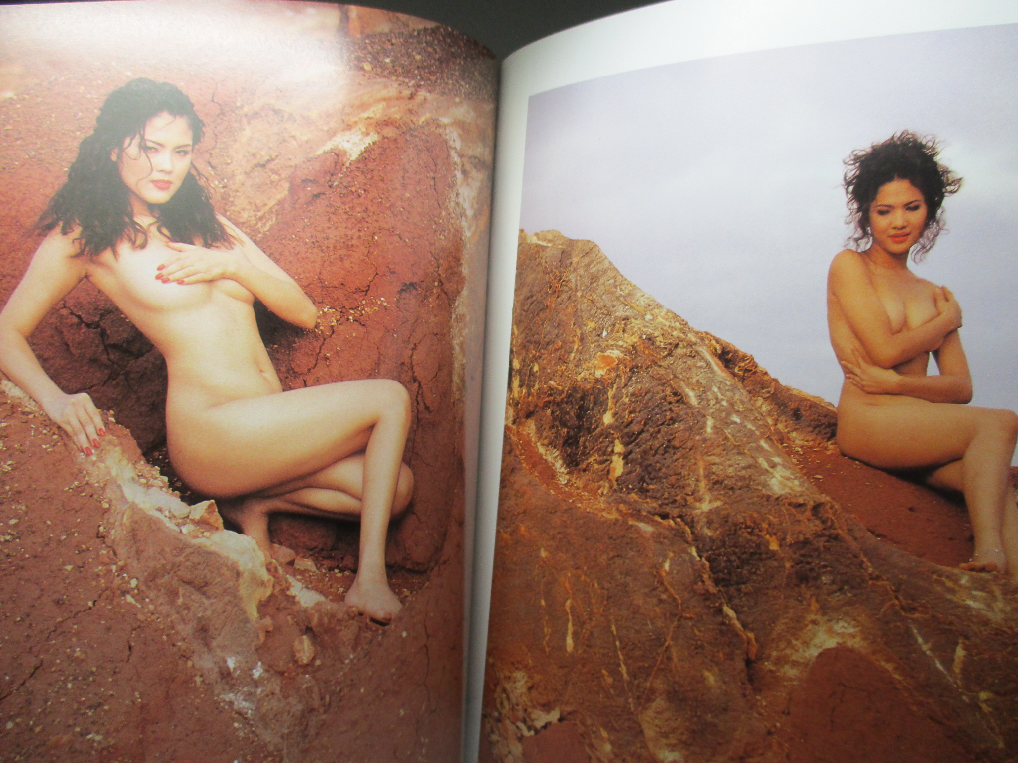 TWINS PHOTO ALBUM SPECIAL COVER GIRL JINA BOONSITA & PIYATIDA PITADAMRONG