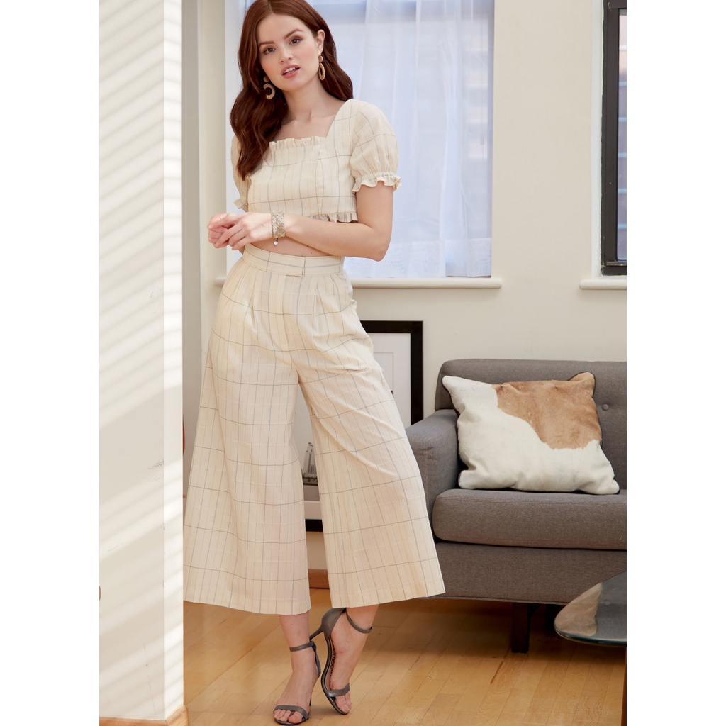 แพทเทิร์นเซต เสื้อครอป + กางเกงขาบาน 5 ส่วน ซื้อแยกหรือซื้อยกเซตได้ค่ะ