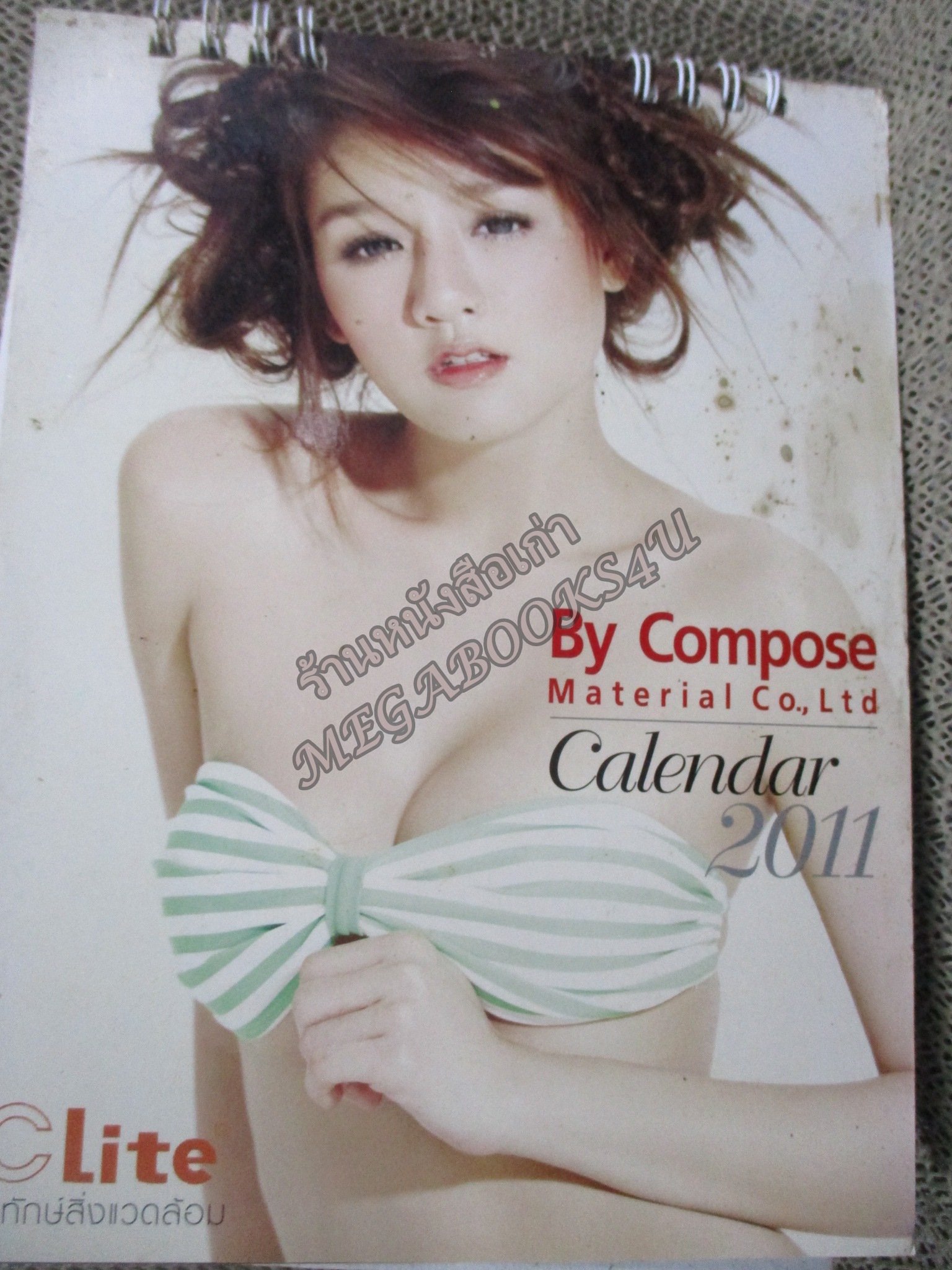 ปฏิทินตั้งโต๊ะ PENTHOUSE 2011 สภาพปานกลาง หน้าปกมีรอยเปื้อน และมีรอยกระดาษติดกัน 2 แผ่น ตามภาพ และด้านบนของกระดาษแข็งมีรอยเปื้อน
