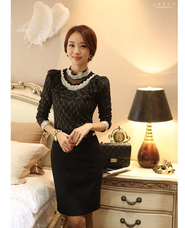 ***พร้อมส่งSL*** เสื้อผ้าลูกไม้สีดำ แต่งมุกที่คอแต่งระบายลุกไม้ แขนยาวมีซับในสวยเหมือนแบบค่ะ