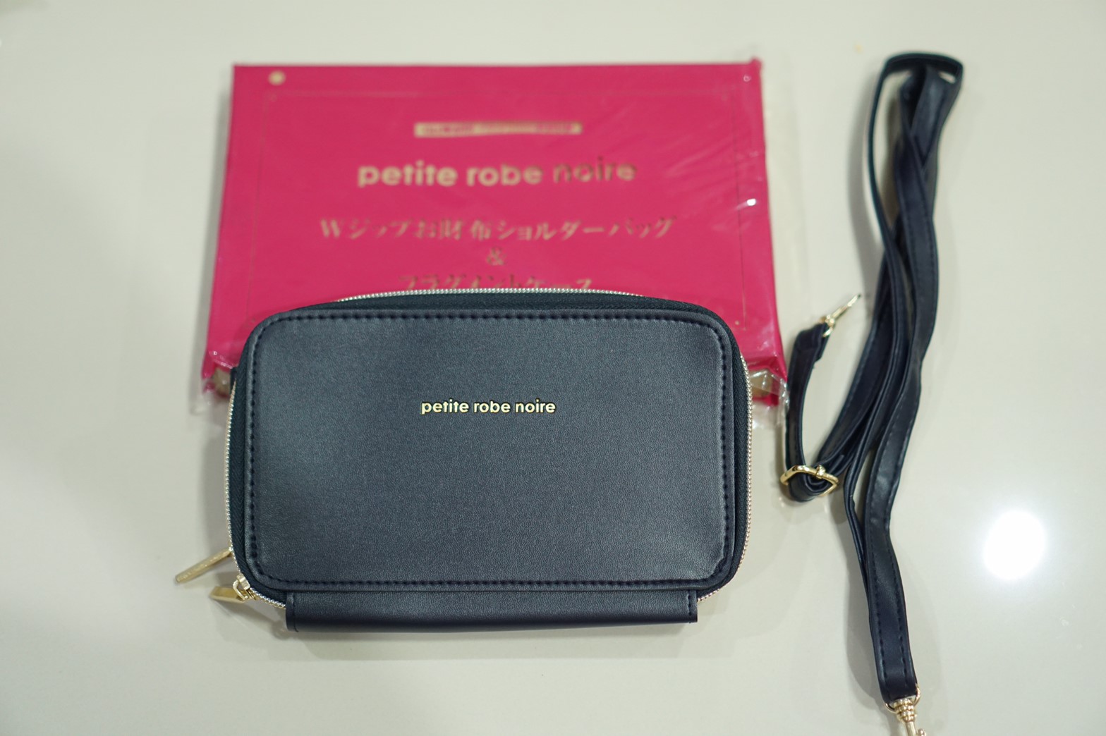 พร้อมส่ง (มีกล่อง) Petite robe noire กระเป๋าสตางค์พร้อมสายสะพาย & กระเป๋าใส่บัตร หนัง PU สวยมาก