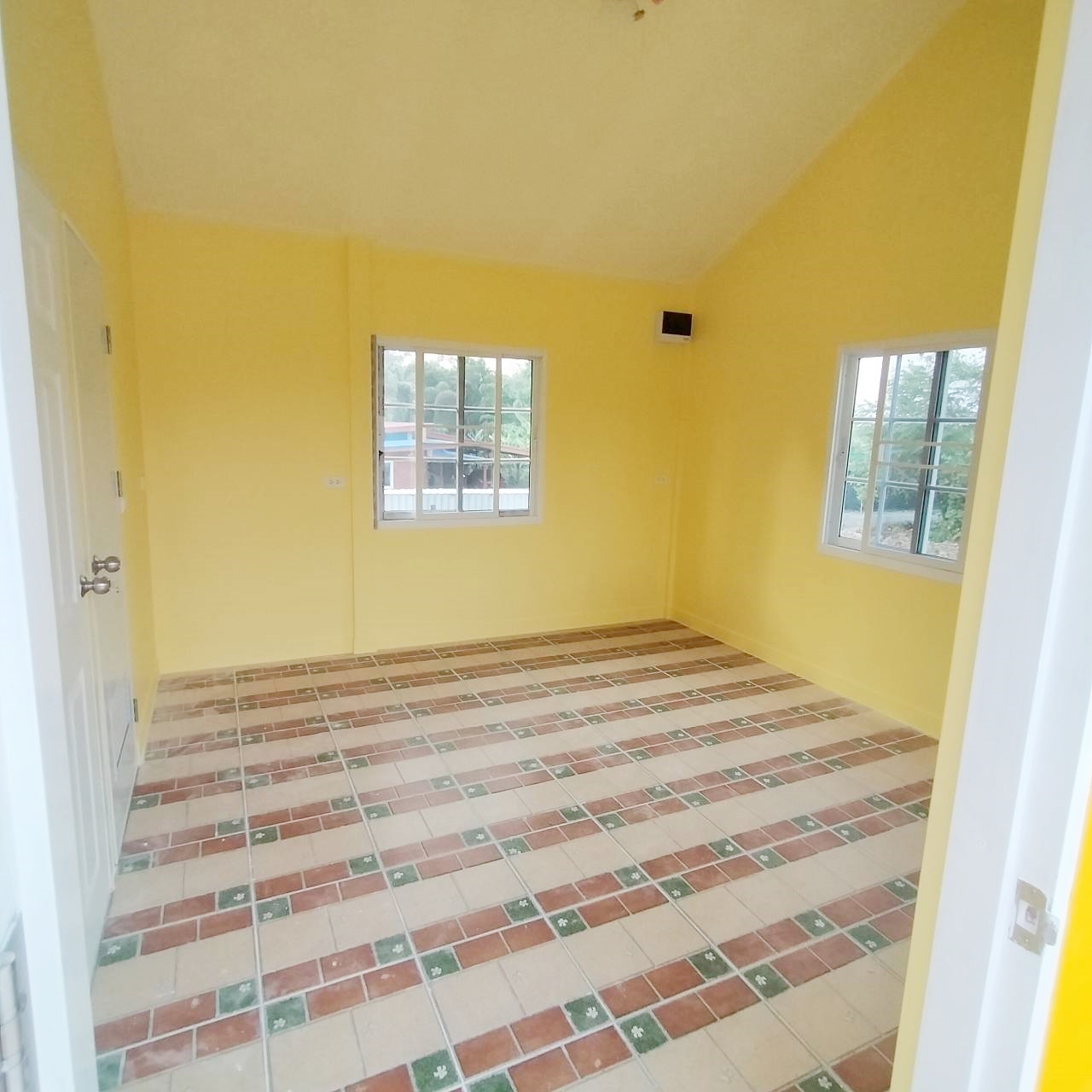 บ้านน็อคดาวน์เป็นโครงสร้างเหล็ก ขนาด 4*6 เมตร สูง 2.4 เมตร