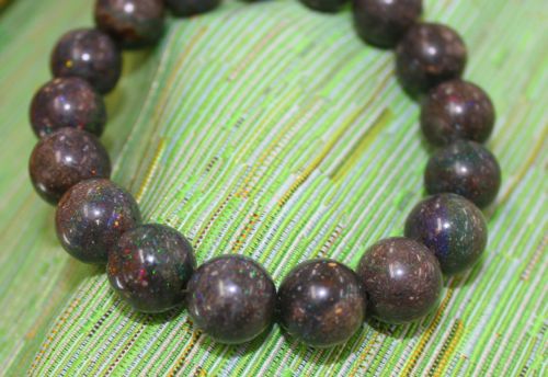 สร้อยข้อมือแบล็กโอปอล ( Black Opal Bracelet )
