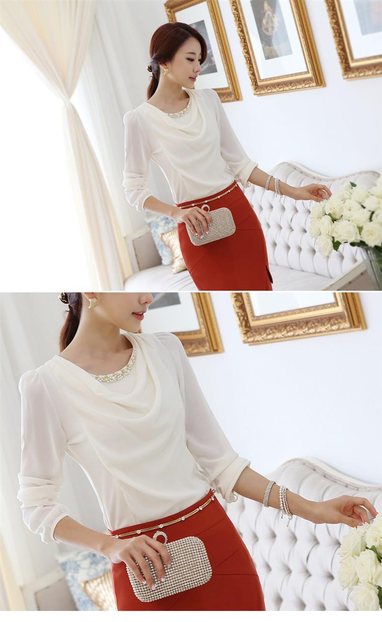 ***หมดค่ะ***เสื้อผ้าชีฟองสีขาว ปักพลอยที่คอเสื้อ แขนยาวต่อผ้าค๊อตตอนช่วงลำตัว สวยเหมือนแบบค่ะ