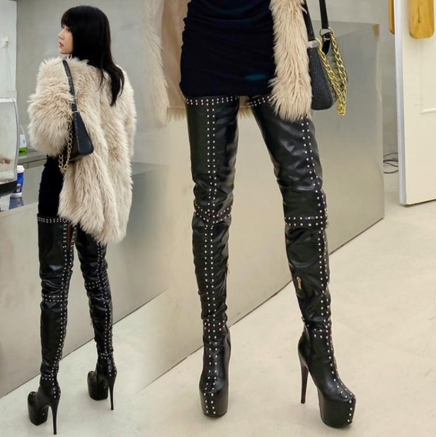 รองเท้าบูทยาวถึงต้นขา ไซต์ 34-46 สีดำ/ขาว