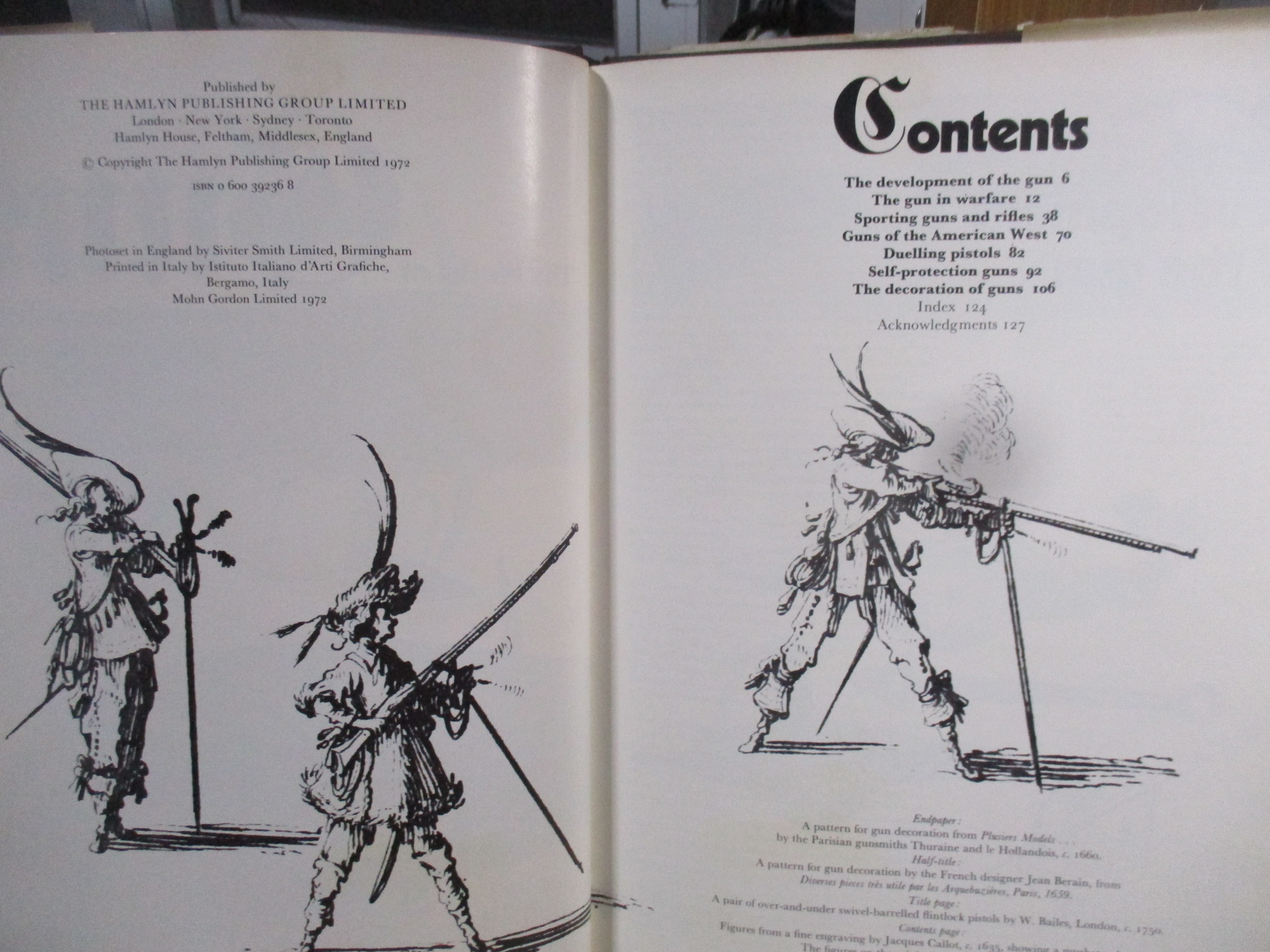 หนังสือ ศาสตร์และศิลป์ โลกของปืนโบราณ THE WORLD OF GUNS / RICHARD AKEHURST (ภาษาอังกฤษ)