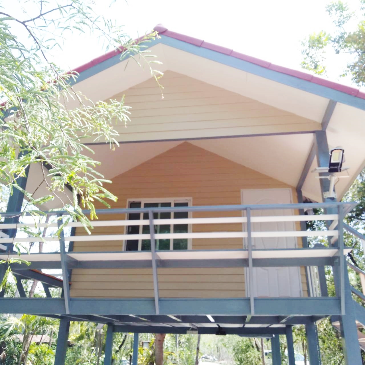 บ้านขนาด 4*7 เมตร ราคารวมเป็นเงินทั้งสิ้น 370,000 บาทพร้อมระเบียงขนาด 2*4 เมตร