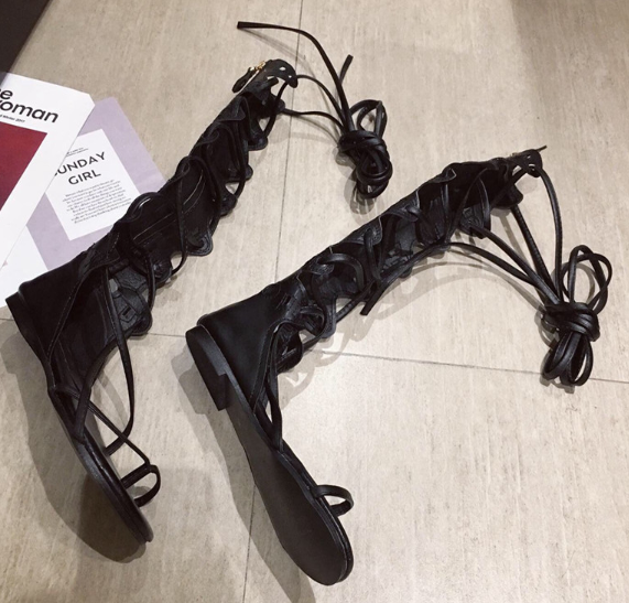 รองเท้าส้นเตี้ยสไตล์แกดิแอเตอร์สีดำ/ทอง ไซต์ 35-41