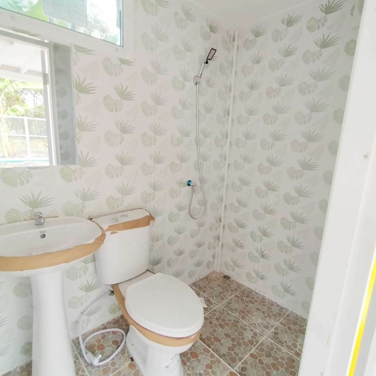 บ้านน็อคดาวน์เป็นโครงสร้างเหล็ก ขนาด 4*6 เมตร สูง 2.4 เมตร