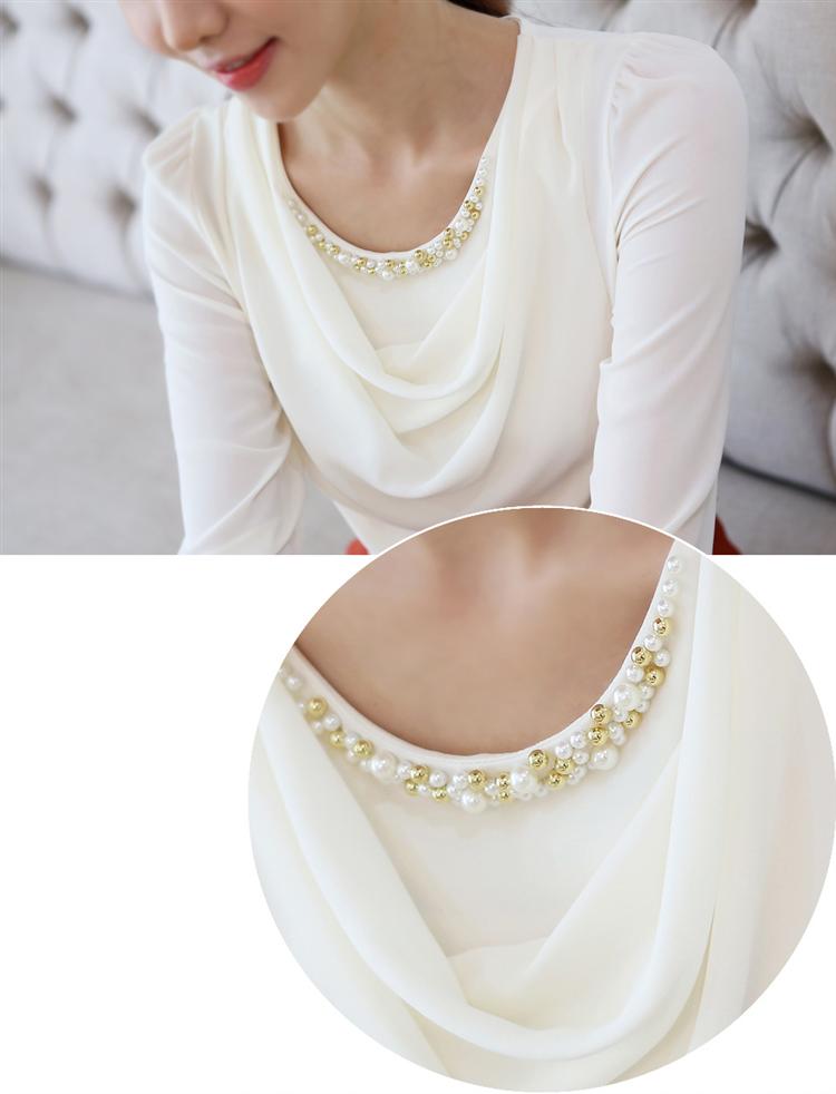 ***หมดค่ะ***เสื้อผ้าชีฟองสีขาว ปักพลอยที่คอเสื้อ แขนยาวต่อผ้าค๊อตตอนช่วงลำตัว สวยเหมือนแบบค่ะ