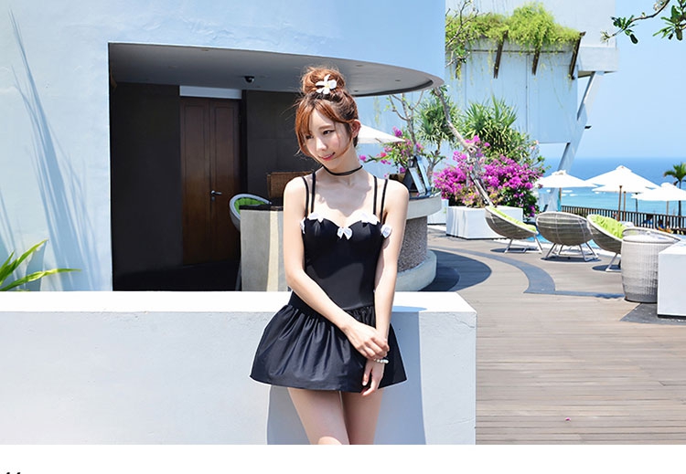 ***พรีออเดอร์***บิกินี่ชุดว่ายน้ำวันพีซ one-piece สีดำ แต่งช่วงอกด้วยโบว์เล็กๆ น่ารัก เล่นดีเทล sexy เล็กๆ โชว์แผ่นหลัง ด้วยสายบราคู่สลับไขว้กัน ช่วงกระโปรงแต่งระบาย สดใสน่ารักรับลมทะเล สวยเหมือนแบบค่ะ