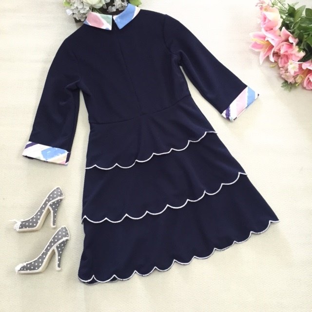 **หมดค่ะ**เดรสสไตล์เกาลีสีน้ำเงินกรมท่า ผ้า cotton ผสมมีลายใน คอปกลายสลับสี แขนยาวเลยข้อศอก เข้ารูปช่วงเอว ดีเทลน่ารักๆ ช่วงกระโปรงซ้อนกัน 3 ชั้นริมขอบหยัก สวยหวาน ติดซิปด้านหลัง มีซับในเรียบร้อย คุณภาพดีมากๆค่ะ