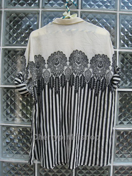 (หมดแล้วจ้า!!) เสื้อคอปกสีครีมลายทาง มีลวดลายแปลกตา เนื้อผ้าบางพริ้วดูมีสไตล์