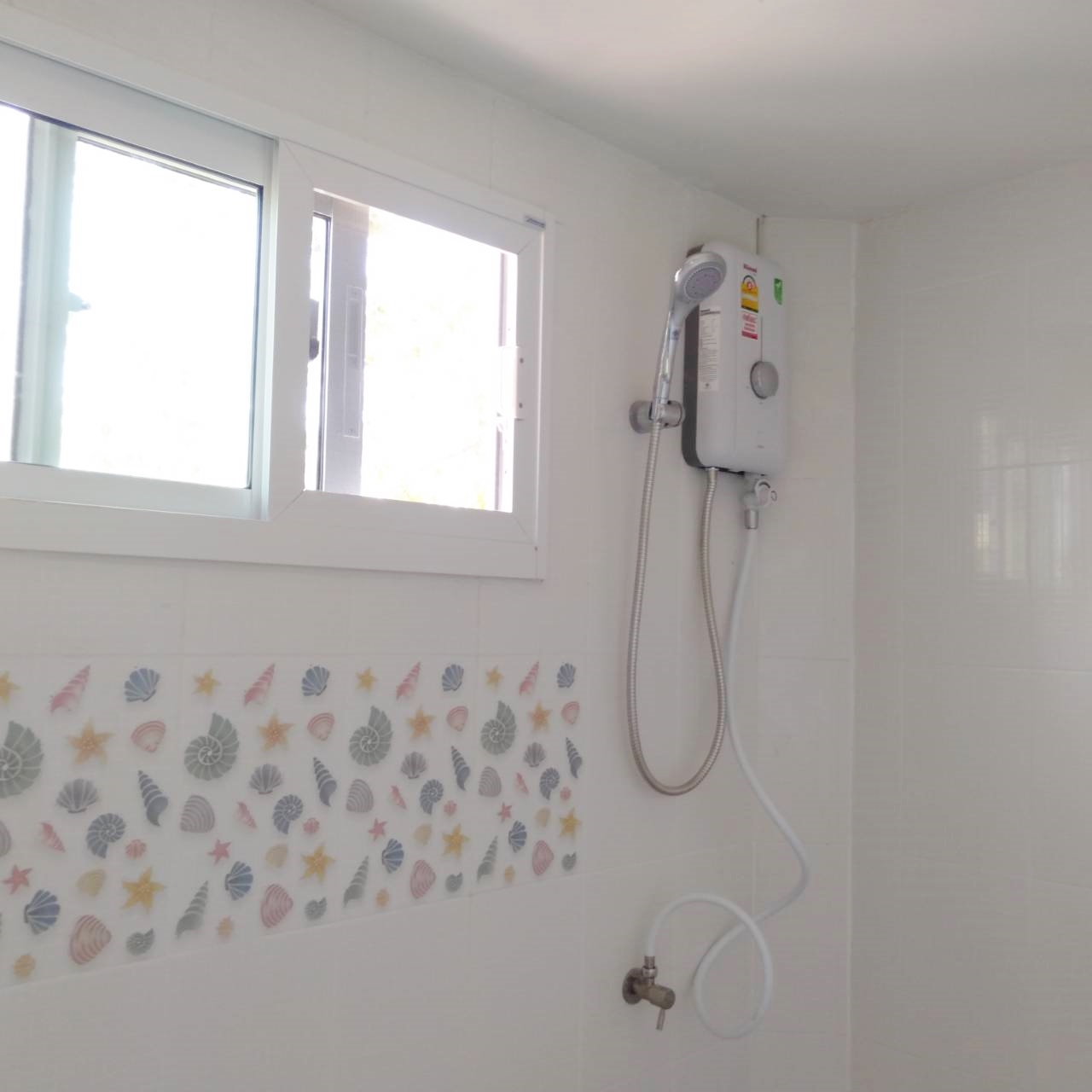 บ้านขนาด 4*7 เมตร ราคารวมเป็นเงินทั้งสิ้น 370,000 บาทพร้อมระเบียงขนาด 2*4 เมตร