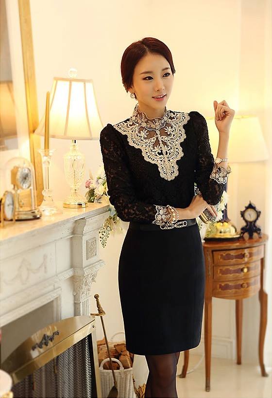 ***พร้อมส่งสีดำ มีจำนวนจำกัดนะคะ*** เสื้อลูกไม้ดีเทลลูกไม้เล่นดีเทลช่วงคอด้วยผ้าตาข่ายโปร่งปักดิ้นสีทอง แต่งมุกช่วงคอ รอบข้อมือตกแต่งขอบด้วยดิ้นสีทอง สวยเหมือนแบบค่ะ