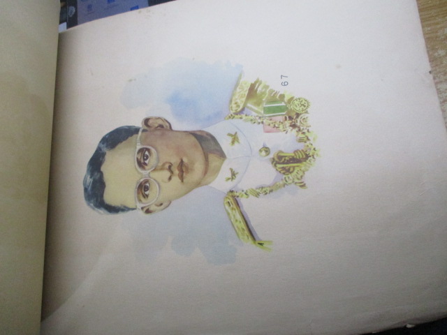 ภาพผนังสำหรับประกอบการสอน เล่ม " ไปโรงเรียน " พิมพ์ครั้งที่หนึ่ง พ.ศ.2497 ปกอ่อน ปกหน้ากรอบแหว่งตามรูป ปกหลังคิดว่าไม่มี ภาพด้านในสภาพดี มีภาพทั้งหมด 48 แผ่น แต่รูปสุดท้าย รูปในหลวง เป็นภาพที่67 ด้านในจะมีภาพซ้ำบ้าง หมายเลข ซ้ำบ้าง